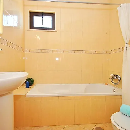 Isis - Com Piscina Aquecivel E Bbq - *